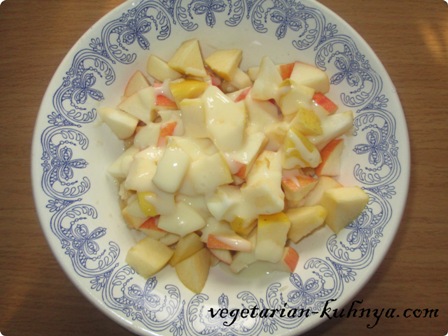 Порезать яблоки для фруктового салата
