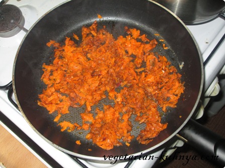 Морковь для сырного супа-пюре обжарить