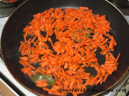 Морковь и специи обжарить