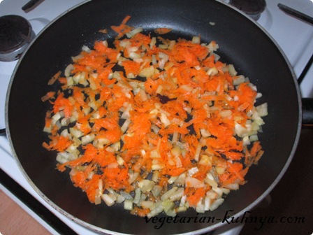 Морковь обжарить с перцем